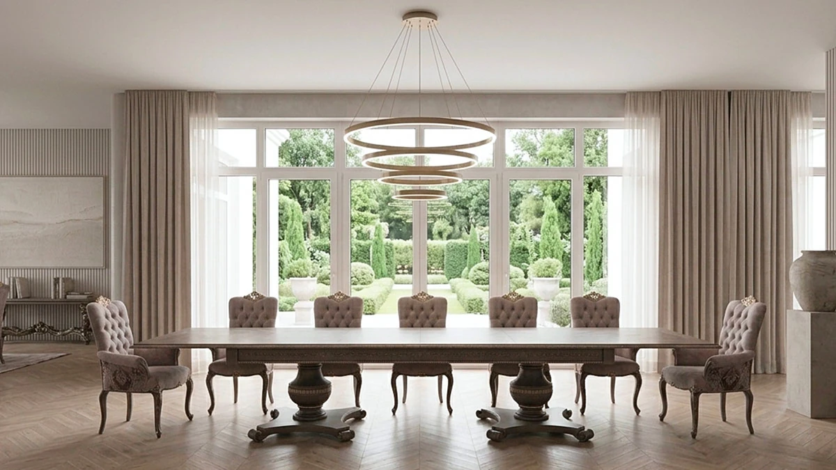 Tavolo allungabile in stile Impero con sette sedie imbottite con braccioli. Sopra il tavolo &egrave; sospesa una lampada dal design contemporaneo, in un ambiente che unisce arredamento classico italiano e stile moderno.