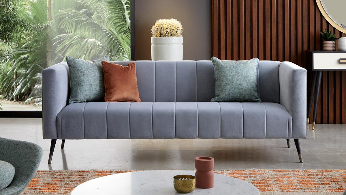 An environment dominated by the warm colors of the woods and fabrics