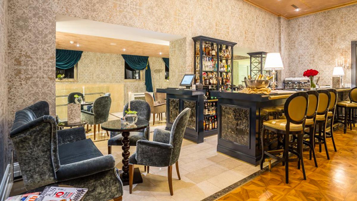 England 2 seater sofas, 4 Calipso armchairs and 4 Liberty bar stools in the bar area of the hotel Park in Croatia. Hotel furniture by Sevensedie.