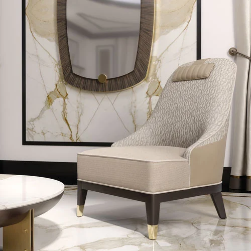 Una poltrona in velluto beige e pelle in stile contemporaneo. Alle sue spalle, uno specchio di design con cornice in ebano Macassar